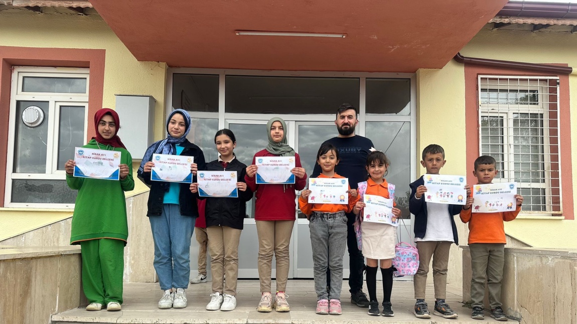 KİTAP KURDU BELGESİ ALAN ÖĞRENCİLERİMİZ